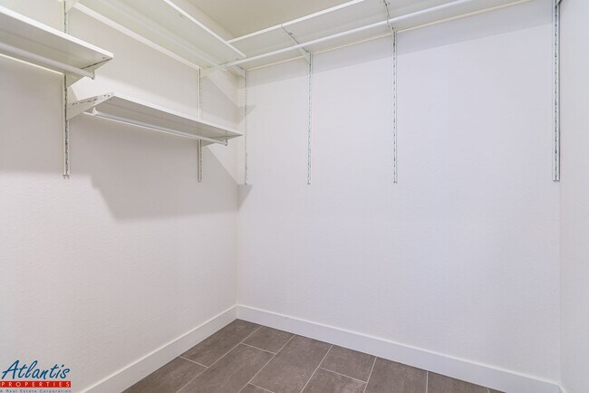 Building Photo - Gorgeous Townhouse | Remodeled | Desirable Location
