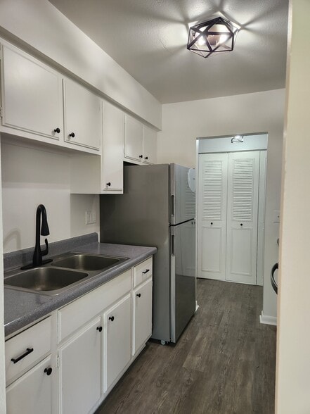 Building Photo - Creekview Apartments - First Month FREE!