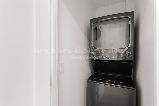 Building Photo - 1710 Hanford Dr