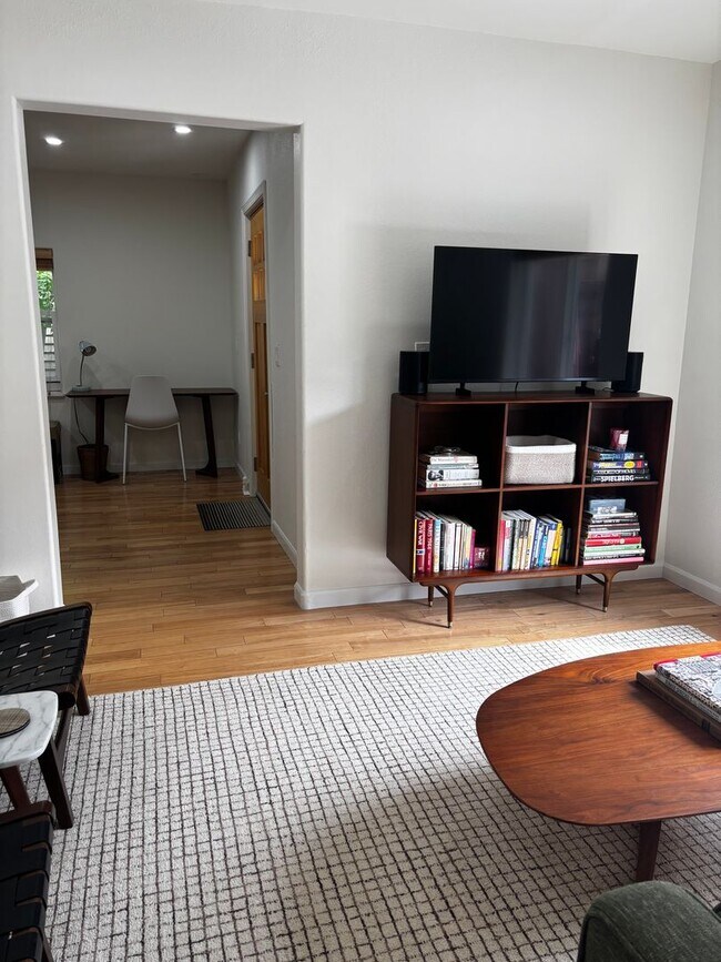 Building Photo - Ideal Duplex on NW Broadway with Parking