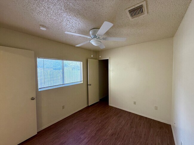 Building Photo - QUIET LOCATION - YARD BACKS TO GREENBELT