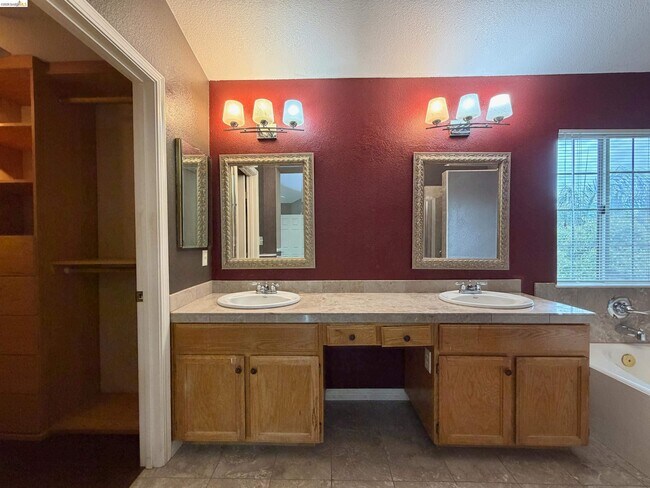 Building Photo - 7 Goldmeadow Ct