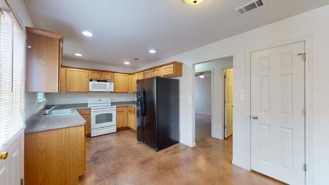 Building Photo - FREE DECEMBER RENT!!!