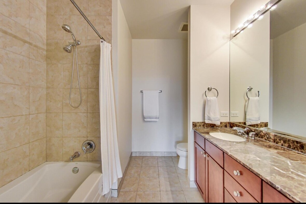 Building Photo - 720 N Larrabee St