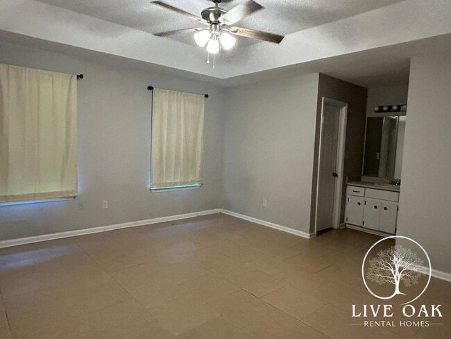 Building Photo - MOVE IN SPECIAL: $500 OFF 1ST MONTH'S RENT!**