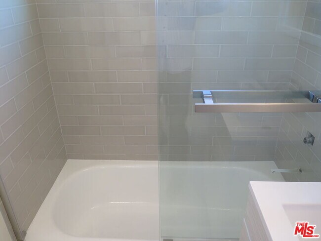 Building Photo - 833 N Kingsley Dr