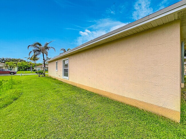 Building Photo - 6416 Las Palmas Way