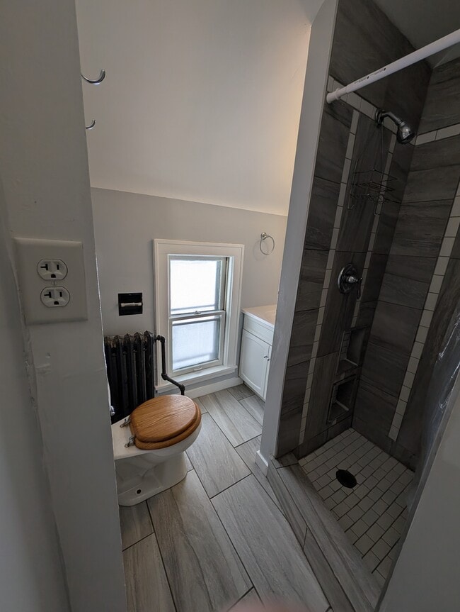 Building Photo - 2 bedroom 1 bath unit. Near downtown St Paul. On the busline