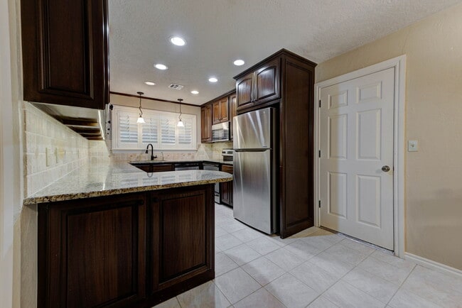 Building Photo - 1202 Benson Dr