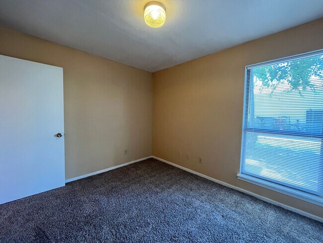 Building Photo - Broken Arrow duplex: 3 bedroom Duplex!