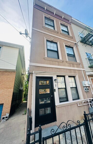 Primary Photo - 7 Wallis Ave