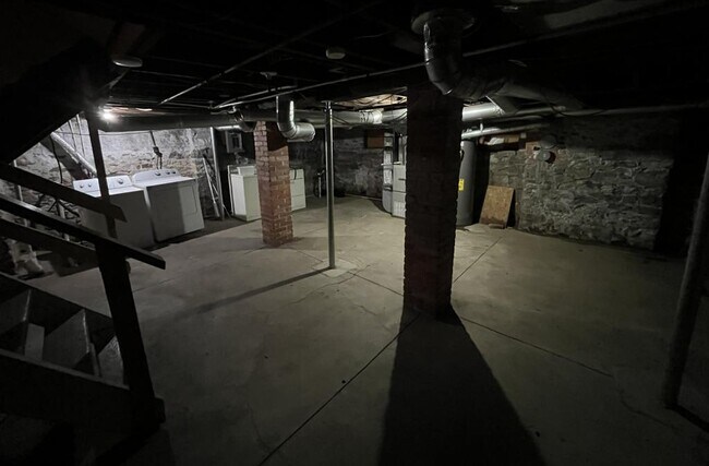 Building Photo - 558 Lilley Ave