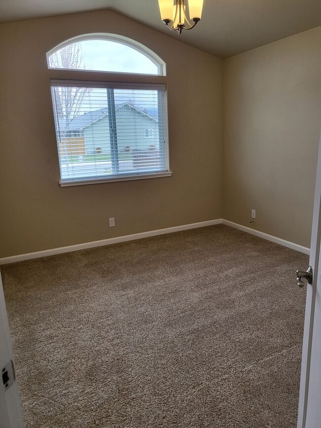 Building Photo - 3 bed 2 bath Single Family Home for Rent in Grants Pass