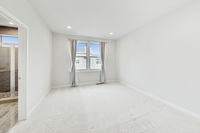 Building Photo - Contemporary 4 bedroom, 3.5 bath Open Concept Townhome!