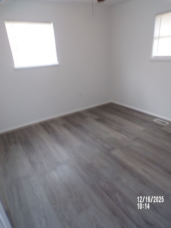 Building Photo - Great home located close to shopping and restaurants