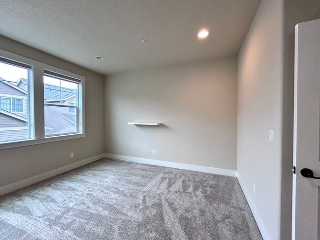 Building Photo - Incredibly Large 4 Bed 2.5 Bath Charmer!