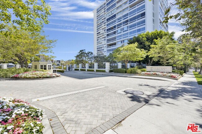 Building Photo - 2220 Ave of the Stars