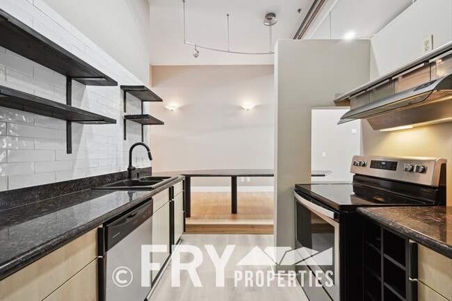 Building Photo - Ground Floor Condo in Great Uptown Location