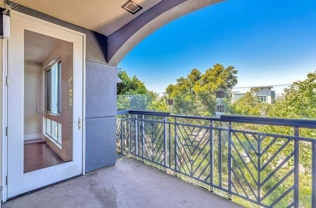 Building Photo - Bright 2BR / 2BA Condo with Balcony, Parking & Amenities in Central Dublin