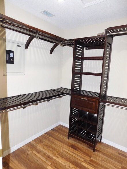 Building Photo - 2320 Darlin Cir