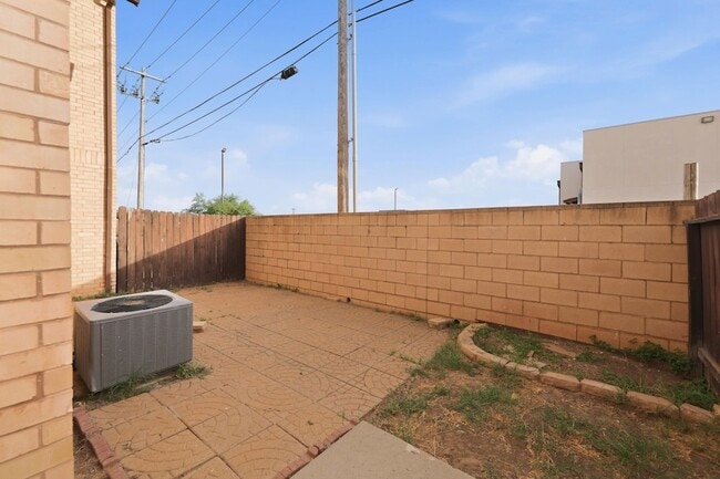 Building Photo - 2445 Monarch Dr