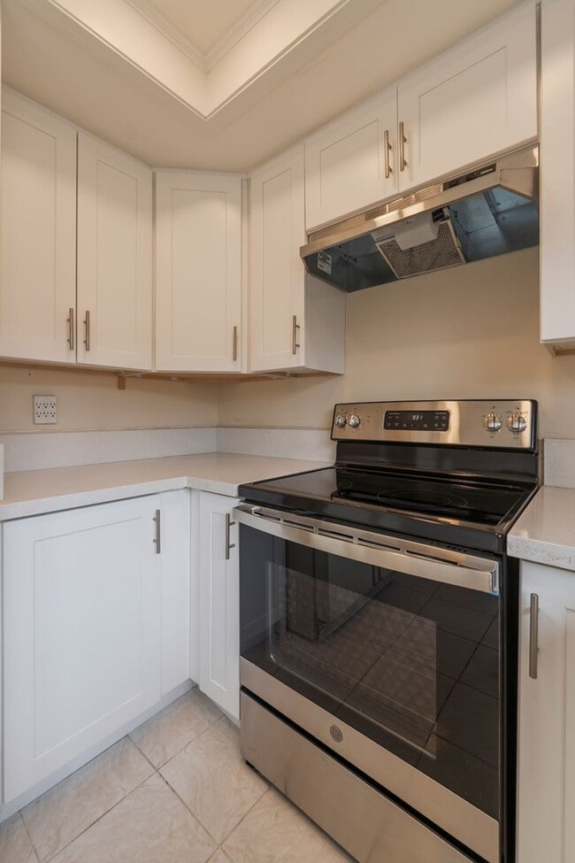 Building Photo - RPV Remodeled 2 bed 3 bath townhome in gat...