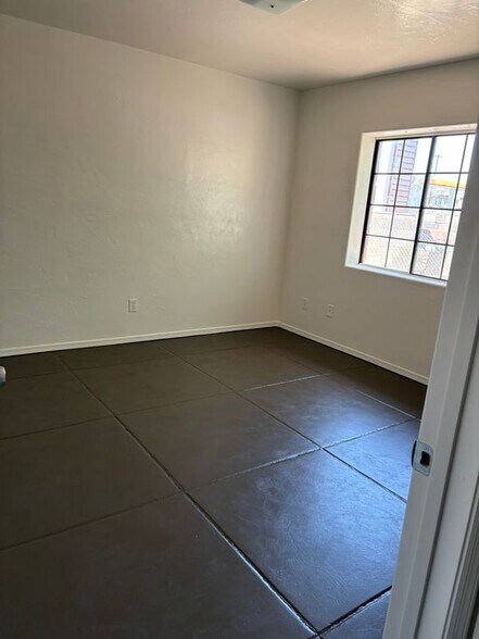 Building Photo - 1036 N 13th Ave