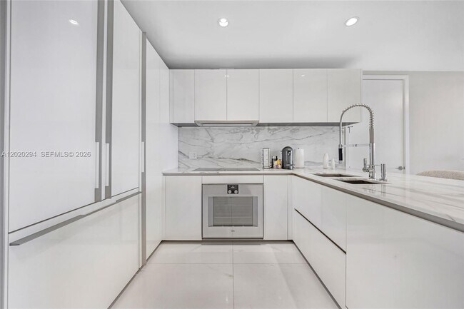 Building Photo - 10201 Collins Ave