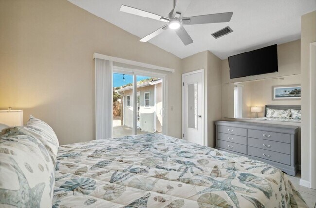 Building Photo - 5807 Sunset Ave