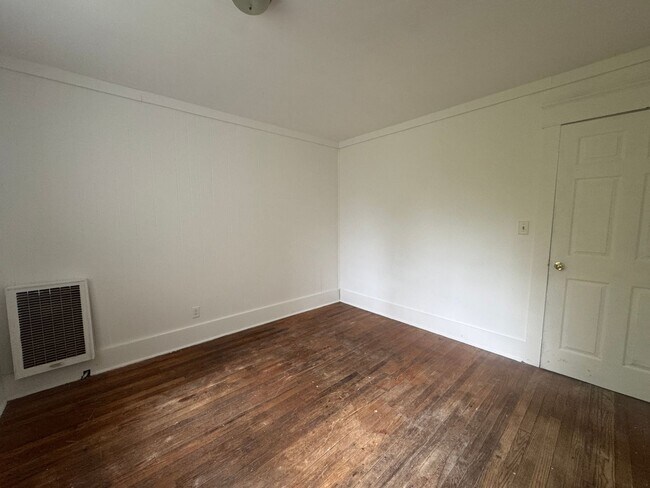 Building Photo - 213 Depeyster St