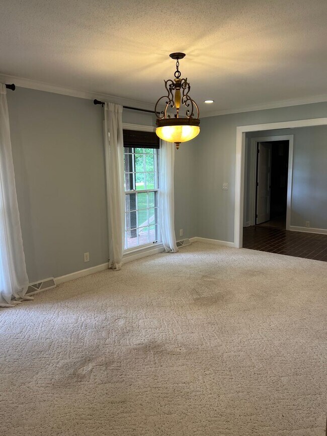 Building Photo - Single Family Home on almost an acre, 4 be...