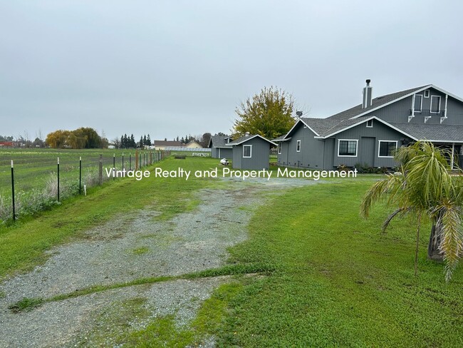 Building Photo - Available Soon!! Extra Big 5 Bedroom Country Home That You Have To See!!!