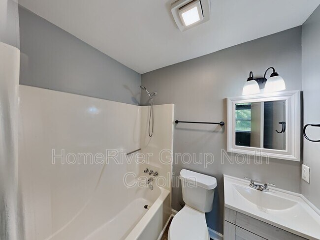 Building Photo - 1847 Boulevard St