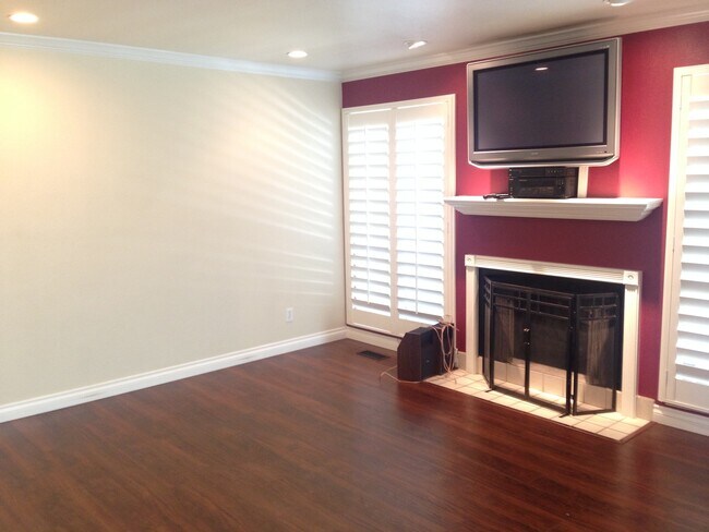 Building Photo - Holladay T/Home in Beautiful Garden Setting
