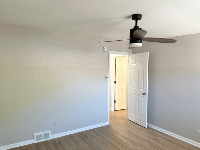 Building Photo - 525 Ryan Ln