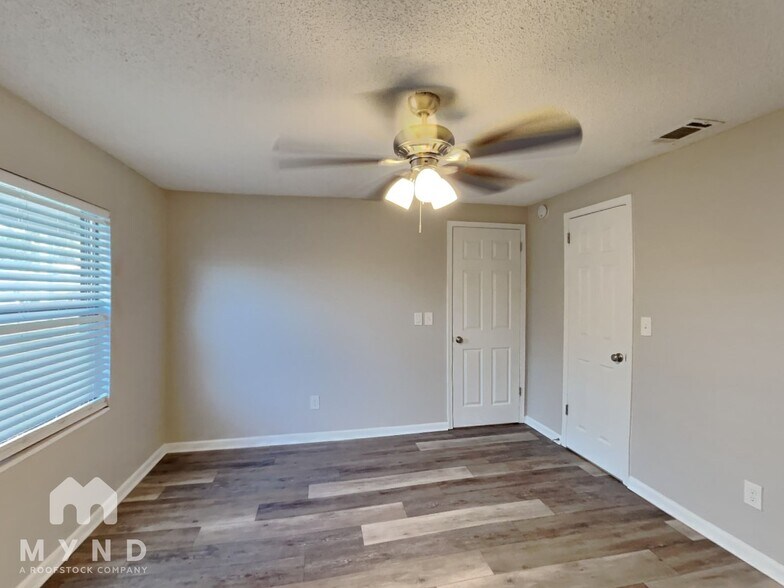 Building Photo - 10983 Witchaven St