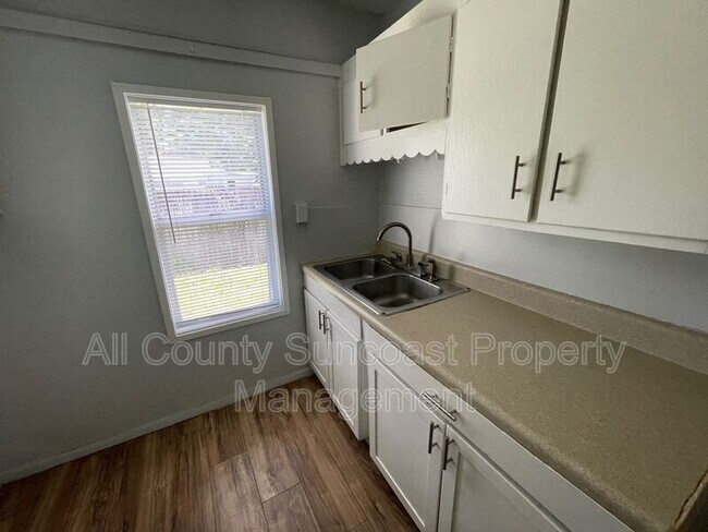 Building Photo - 1830 27th Ave N