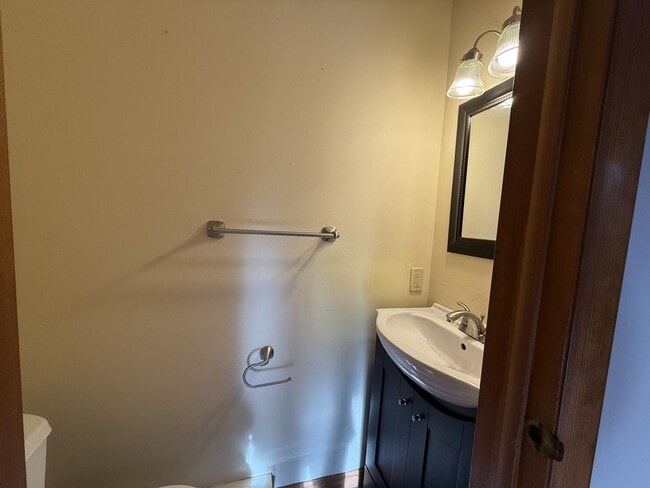 Building Photo - Two Bedroom, 1.5 Bath in Breezewood