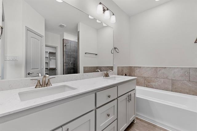 Building Photo - 560 Oak Crk Dr