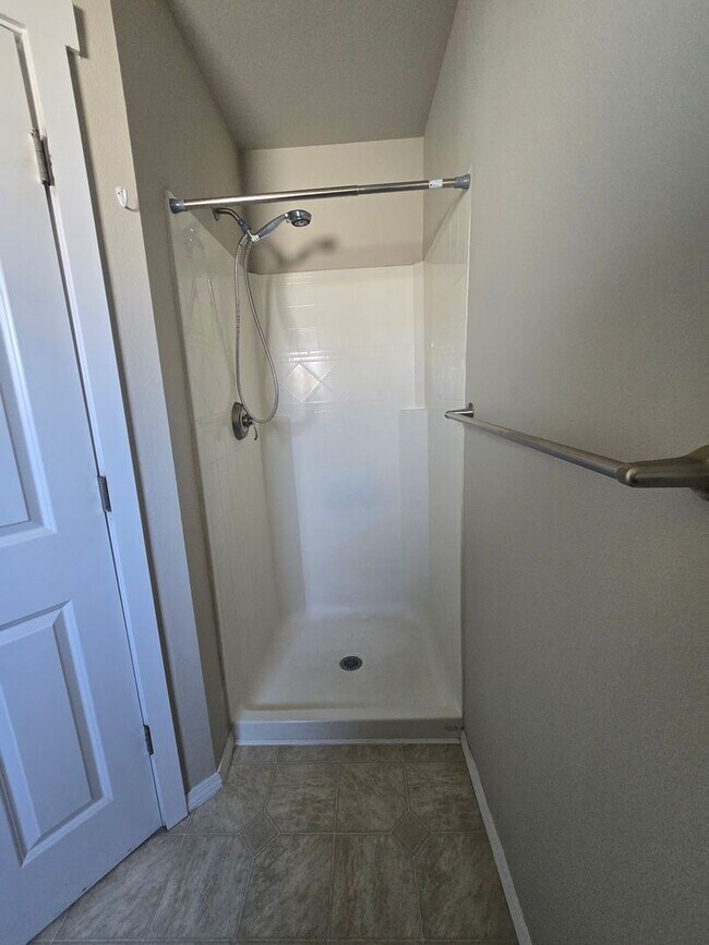 Building Photo - Possibly the Nicest & Most Convenient Townhome!