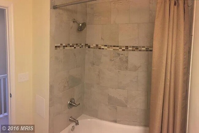 Building Photo - 3 Bedroom 2 Bath in Sparrows Point