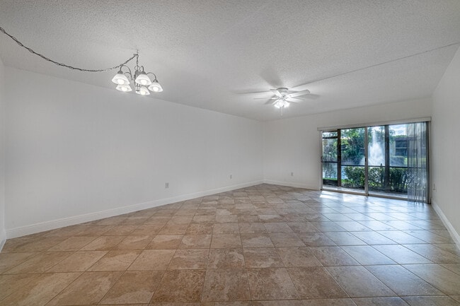 Building Photo - 848 SW 9th St Cir