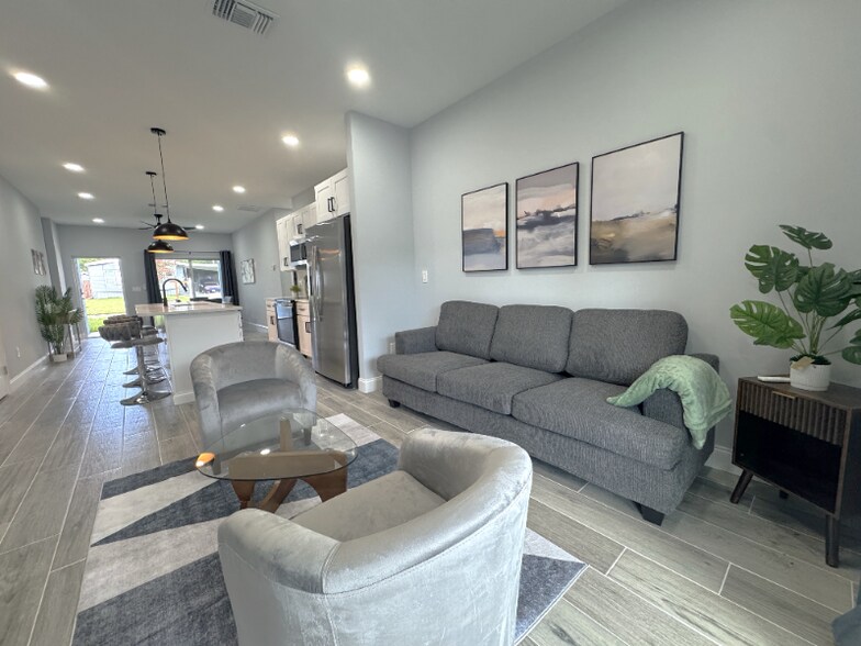 Building Photo - 272 Diogenes St
