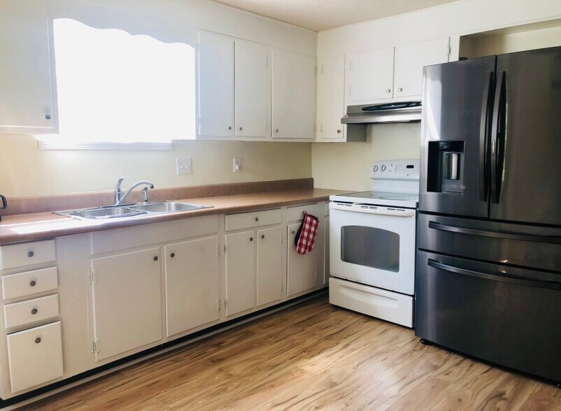 Building Photo - 8 Battery Dr