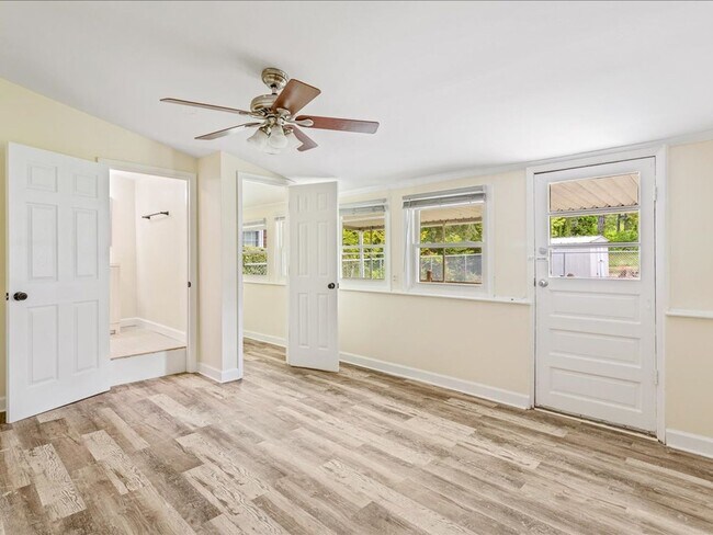 Building Photo - Luxury Remodeled 4 Bedrooms  2 Full Baths