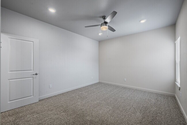Building Photo - MOVE IN SPECIAL: $500 move in bonus provided at move in  Gorgeous Duplex in Frenship East!