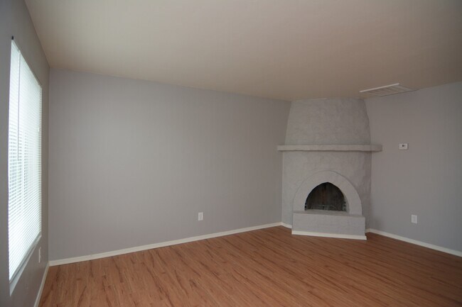 Building Photo - Remodeled 2 Bedroom 1 Bath Townhouse! Grea...