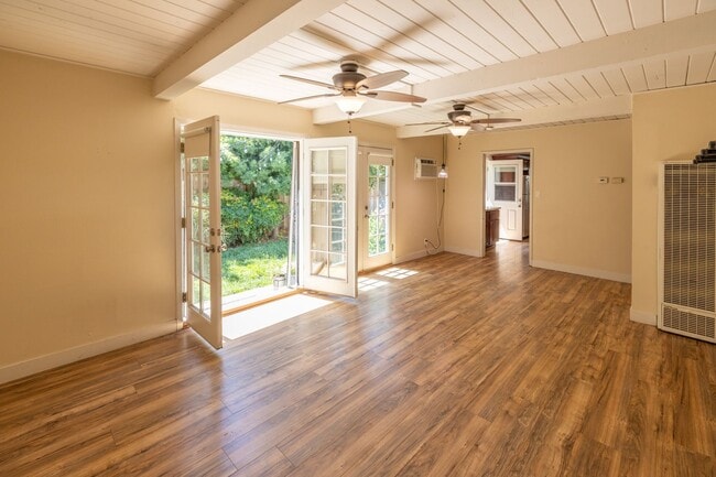 Building Photo - Beautifully updated 2 Bedroom Near Downtow...