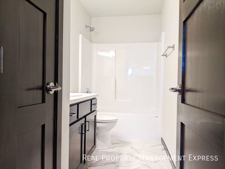 Building Photo - 3 Bedroom 2.5 Bathroom Townhome w/ Attached Garage