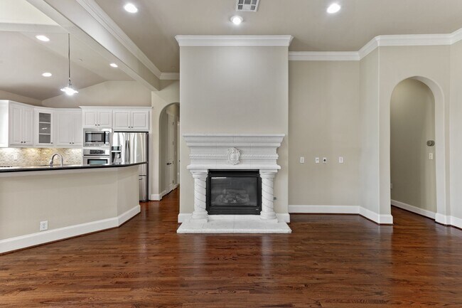 Building Photo - Luxury Highland Park Condo with gas and water